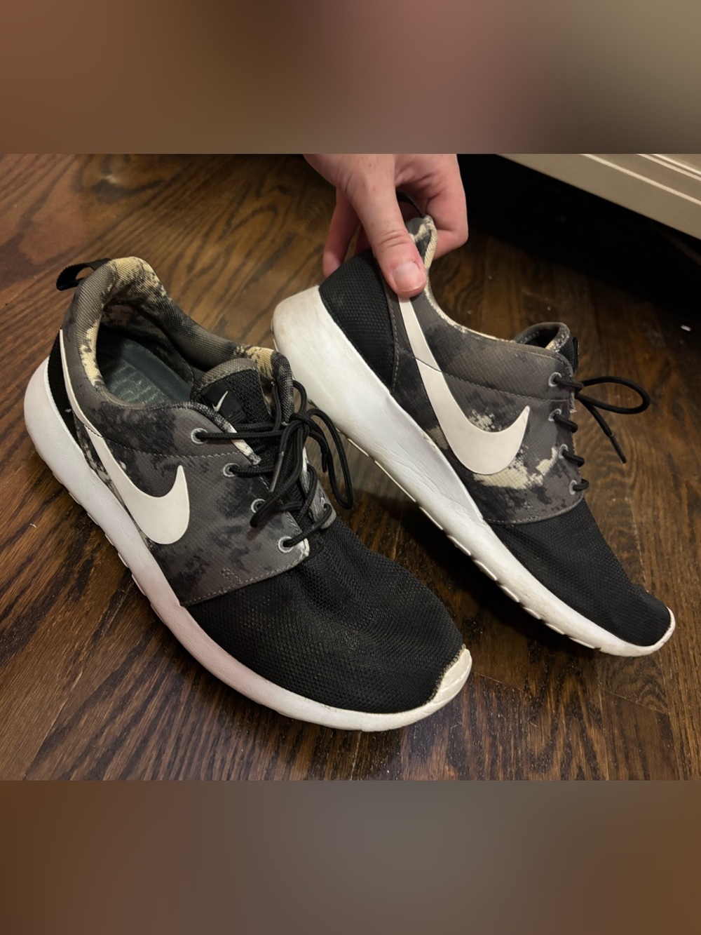 Nike Women’s Roshes Black & White Camo-Accent Running Shoes Sneakers